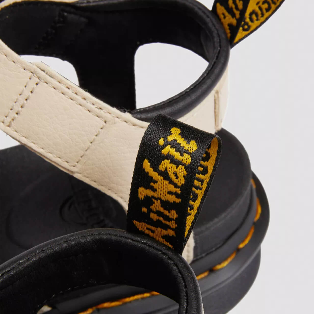 Dámské béžové sandály Dr. Martens Blaire