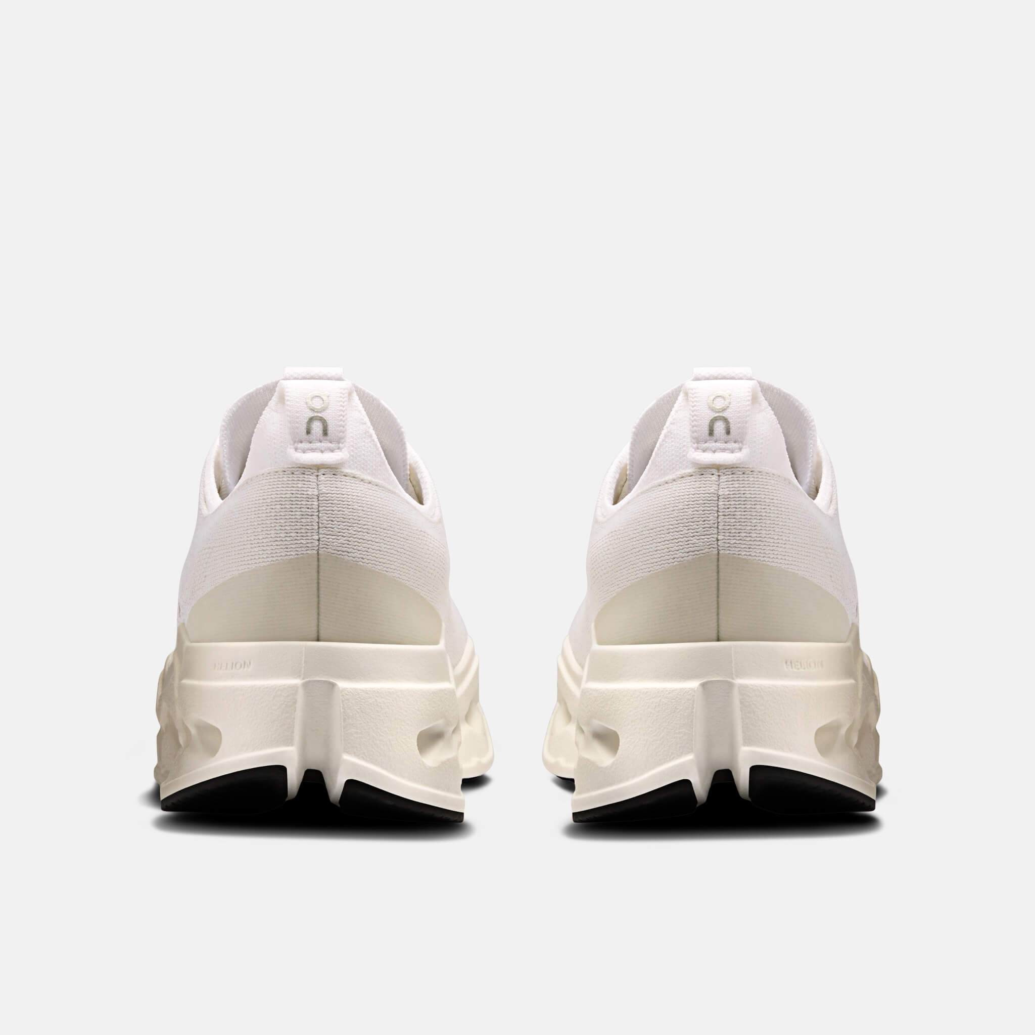 Dámské bílé běžecké tenisky On Cloudsurfer Max