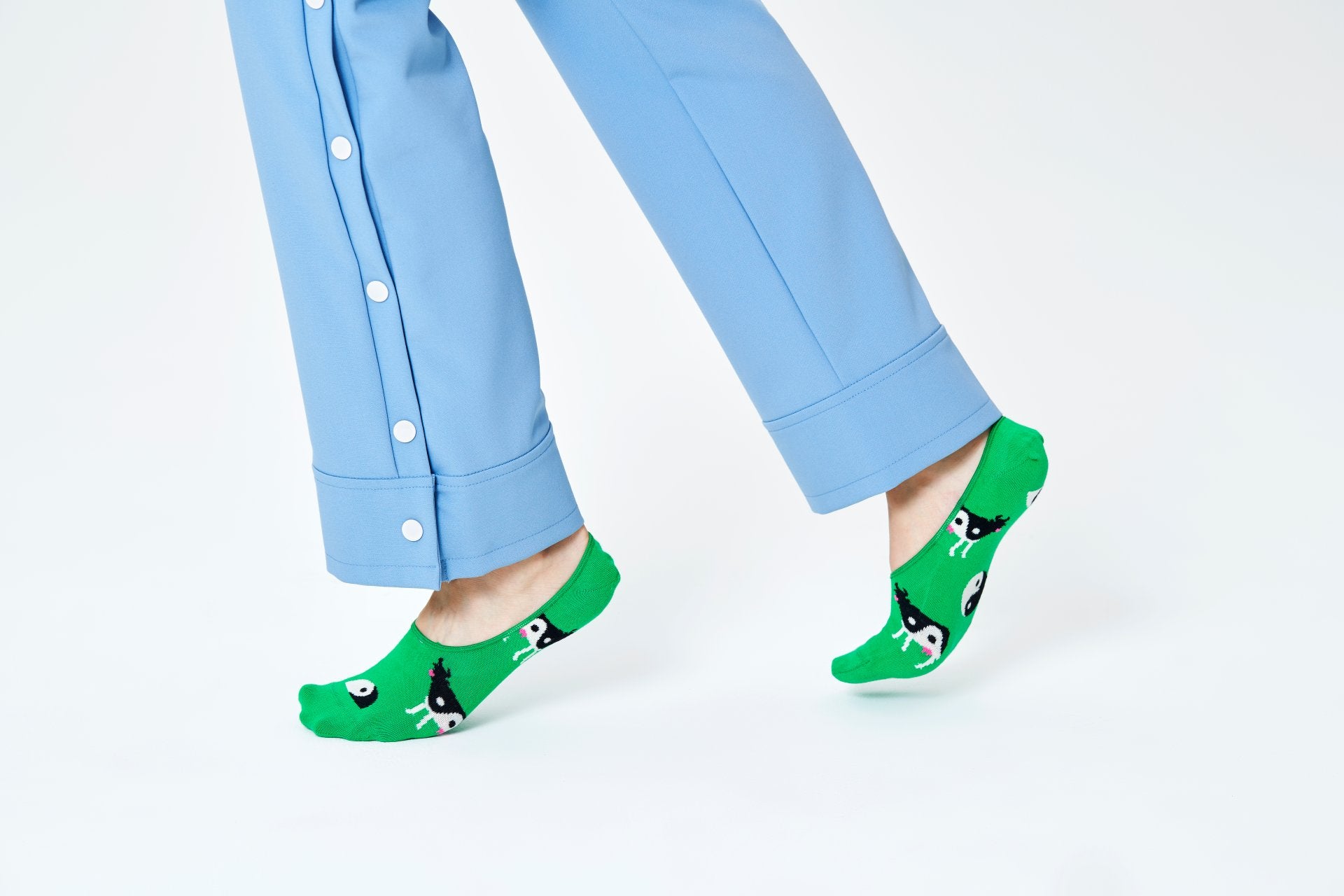 Zelené nízké ponožky Happy Socks s krávou, vzor Yin Yang Cow