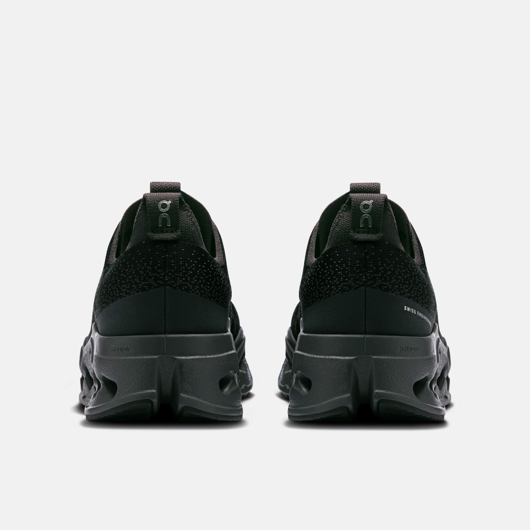 Dámské černé běžecké tenisky On Cloudsurfer Max