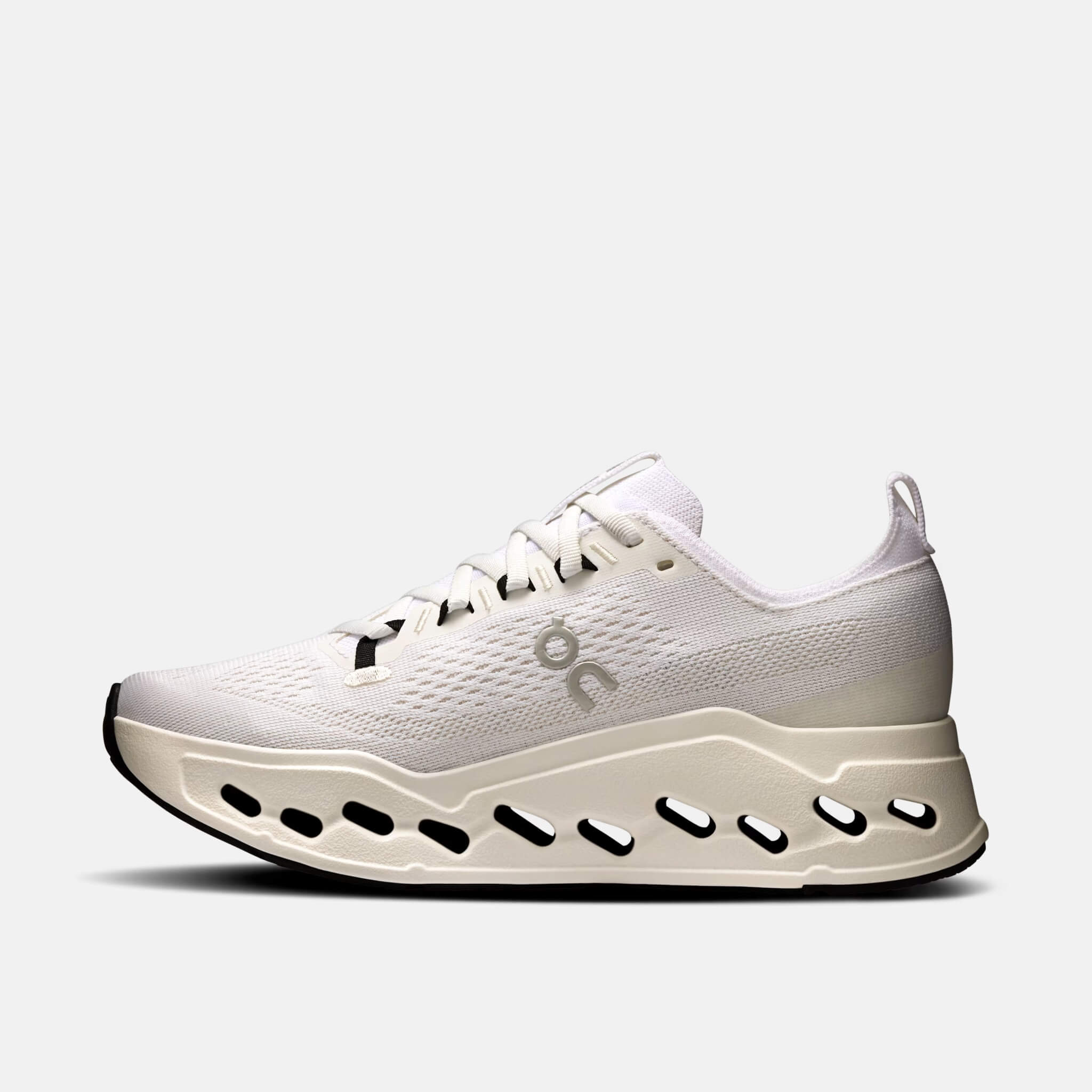 Dámské bílé běžecké tenisky On Cloudsurfer Max