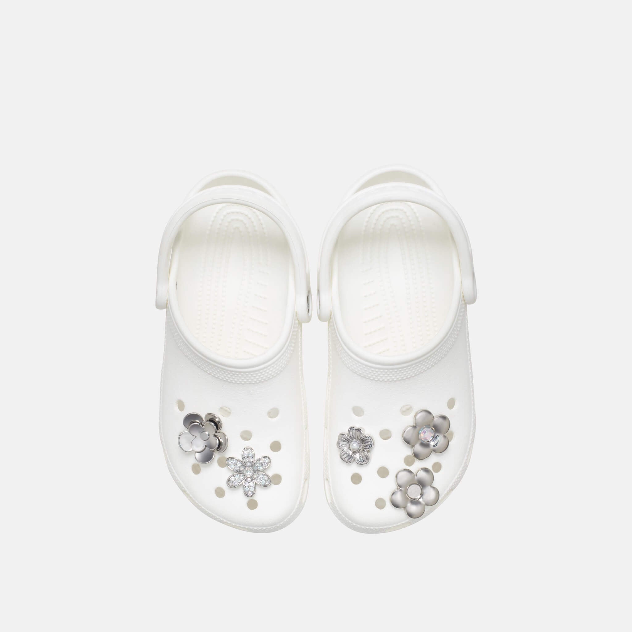 Odznáček Jibbitz – Monochrome Silver Flowers 5 ks