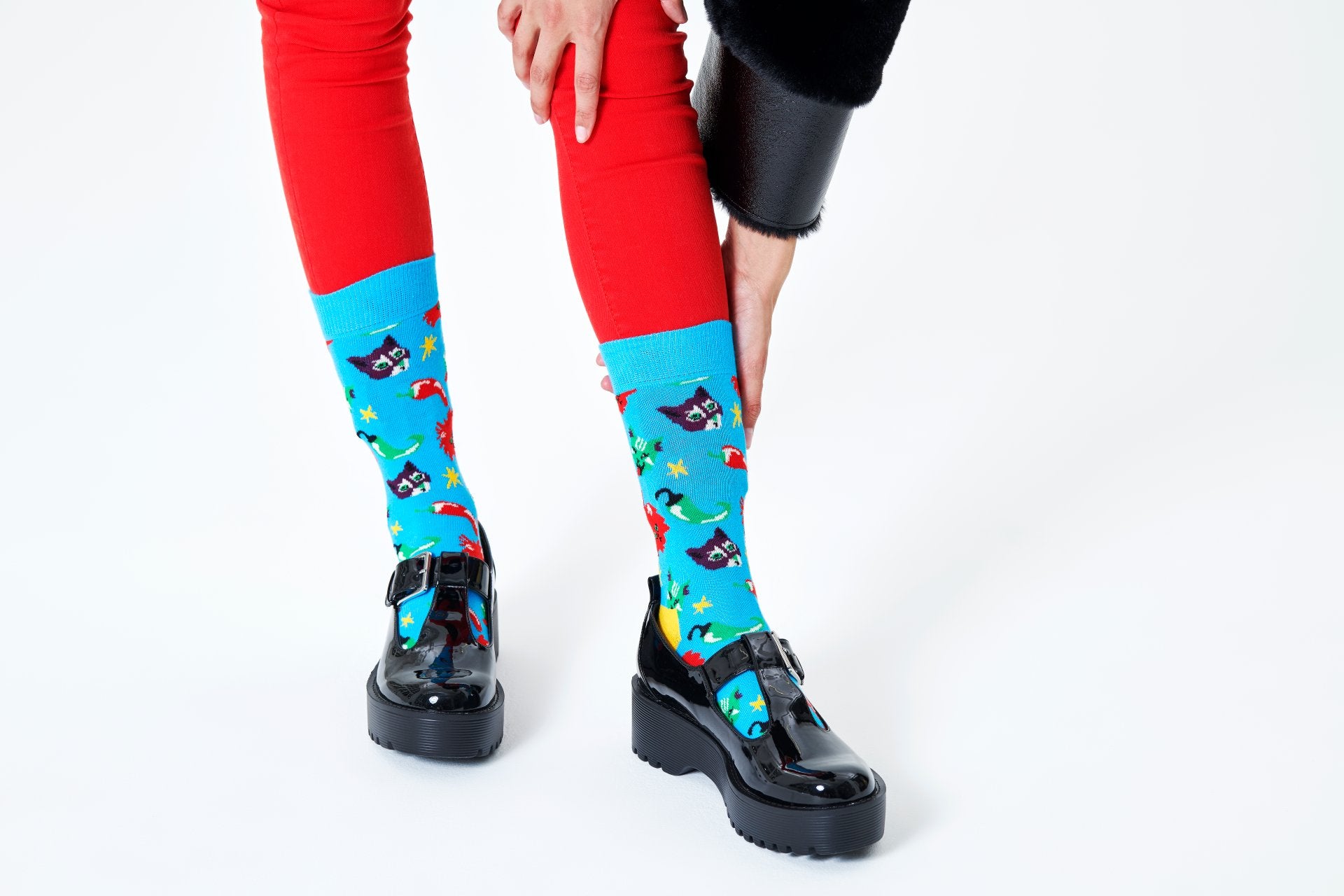 Modré ponožky Happy Socks s kočkami a chilli papričkami, vzor Chili Cat