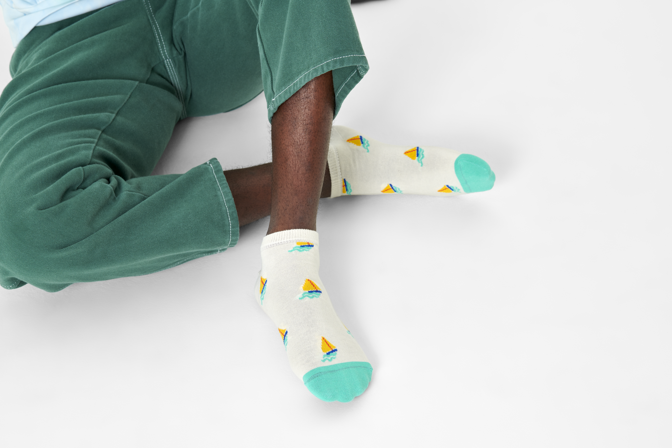 Bílé nízké ponožky Happy Socks s plachetnicemi, vzor Sail Away
