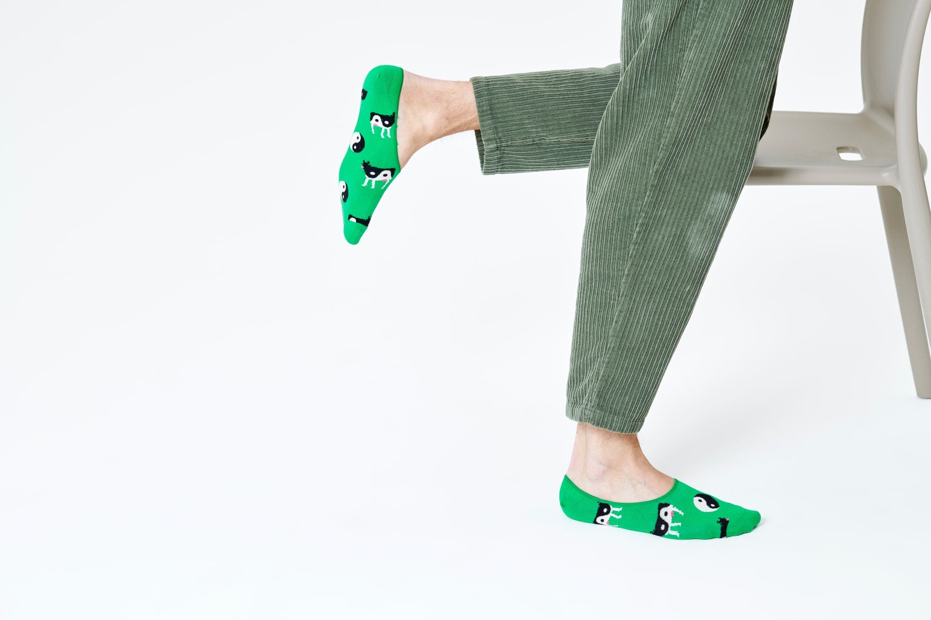 Zelené nízké ponožky Happy Socks s krávou, vzor Yin Yang Cow